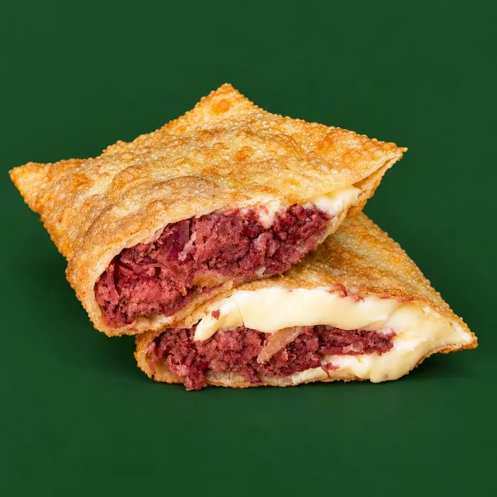 Pastel de carne seca com Catupiry aberto ao meio