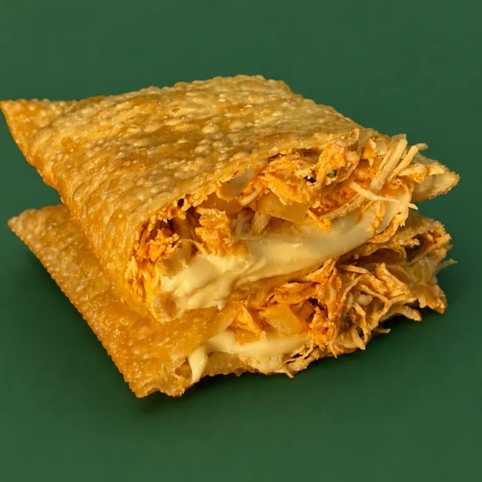 Pastel de frango com Catupiry aberto ao meio