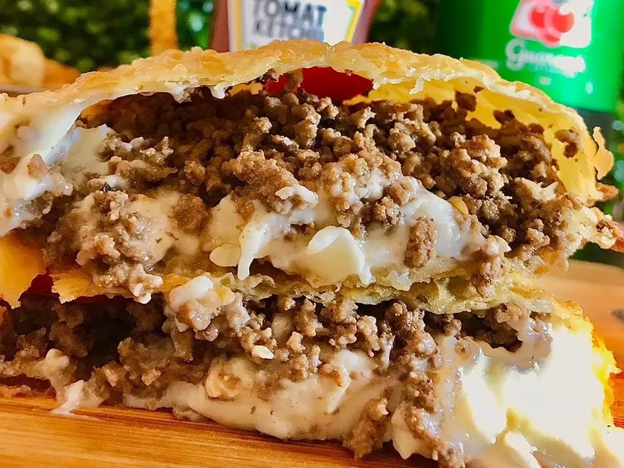 pastel-carne-com-queijo.webp